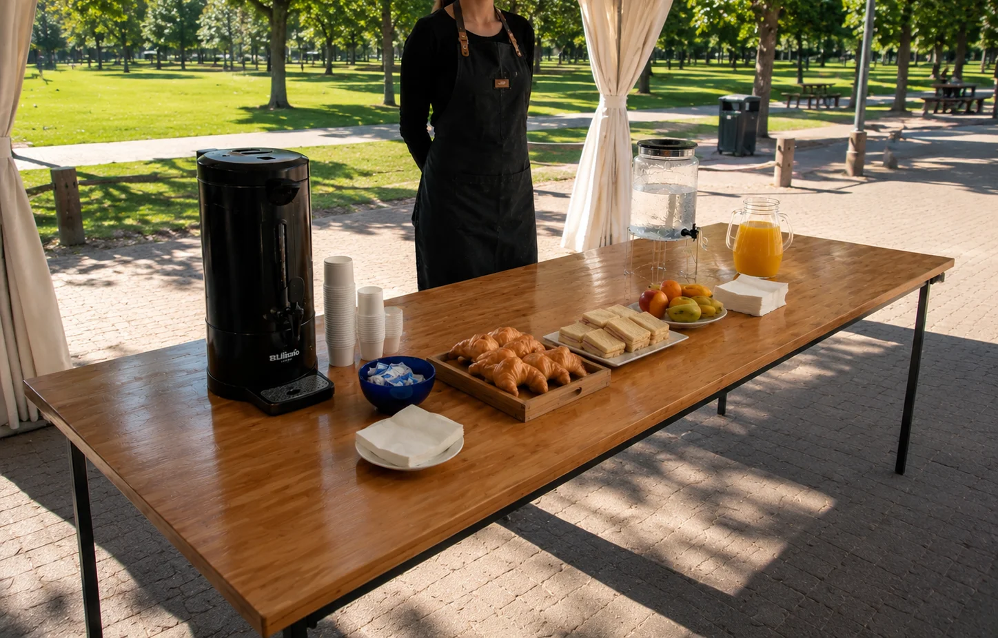 Estación de catering al aire libre bajo gazebo en parque